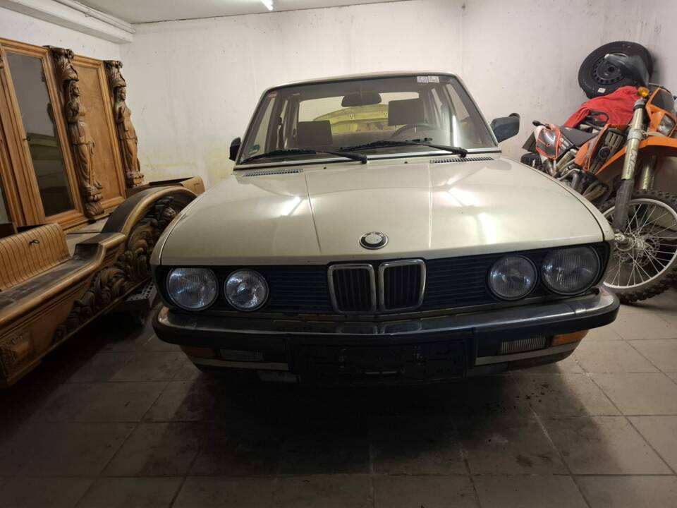 Image 3/17 of BMW 525e (1985)