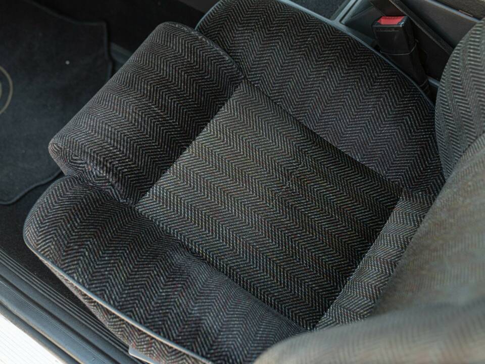 Image 38/50 de Alfa Romeo 75 2.0 Twin Spark (1989)