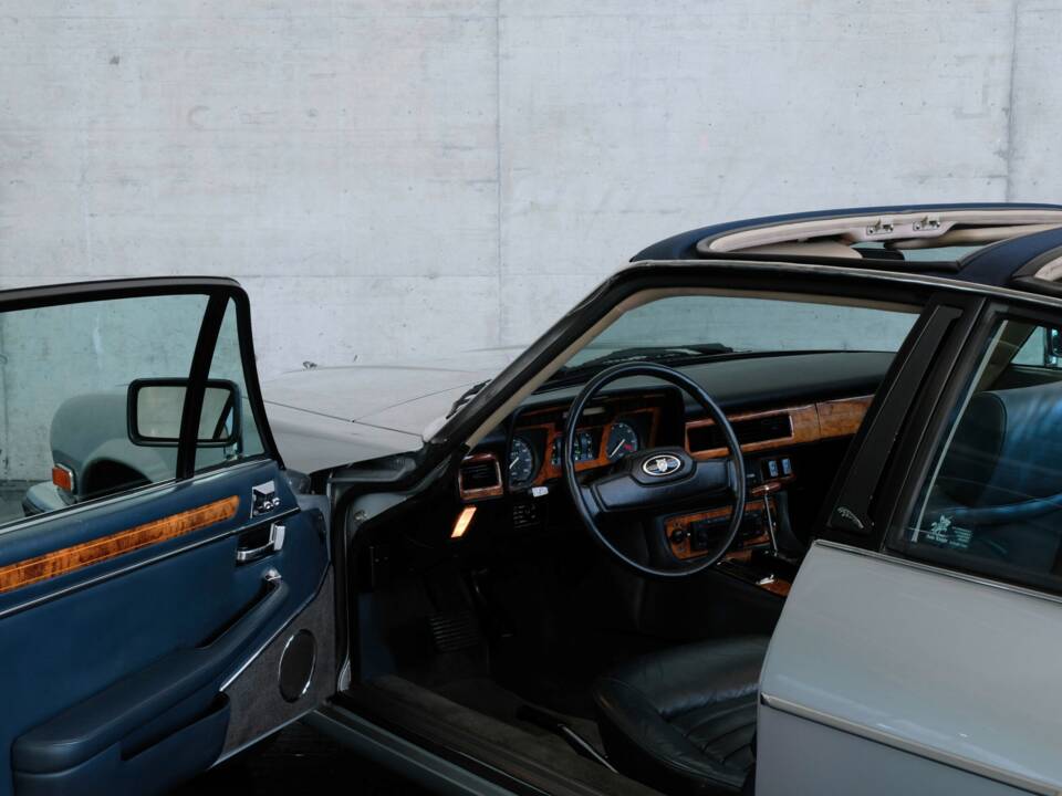 Image 12/47 of Jaguar XJ-SC 5.3 (1987)
