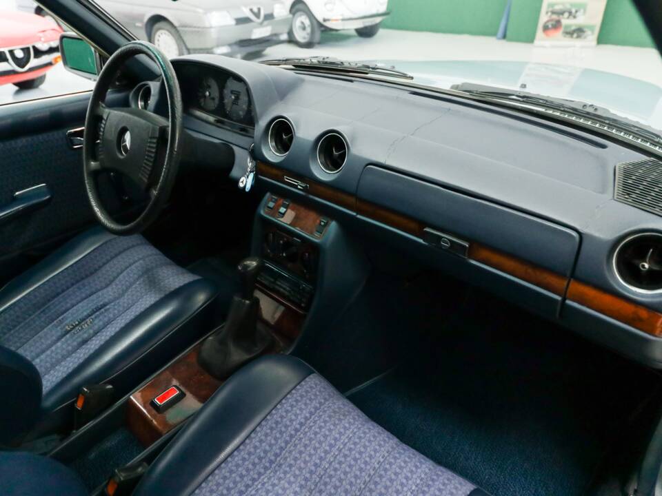Bild 8/18 von Mercedes-Benz 230 C (1977)