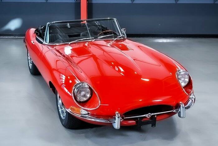 Image 4/7 de Jaguar E-Type (1968)