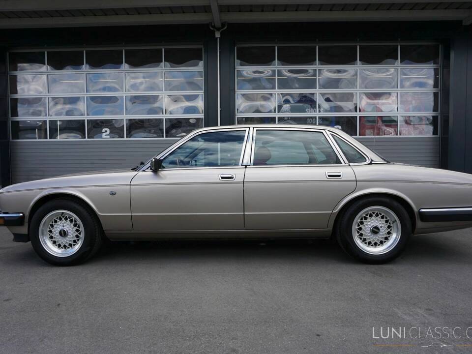 Image 4/61 de Jaguar Sovereign 3.6 (1987)