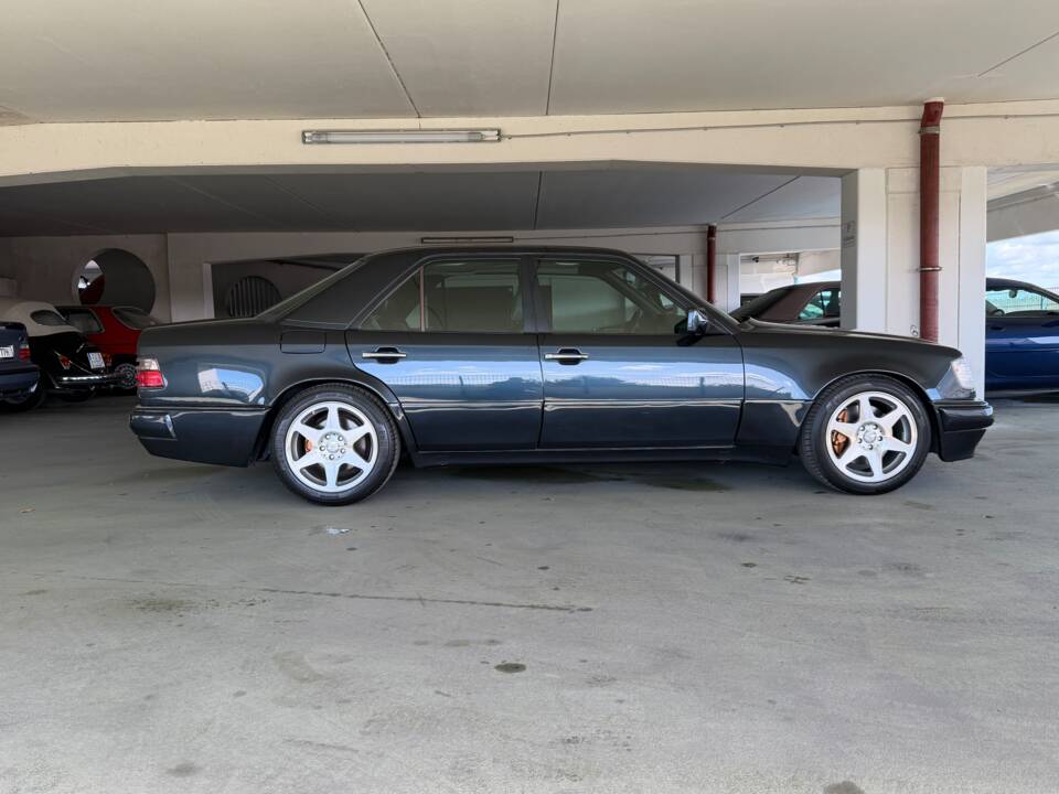 Image 8/25 of Mercedes-Benz E 500 Limited (1994)