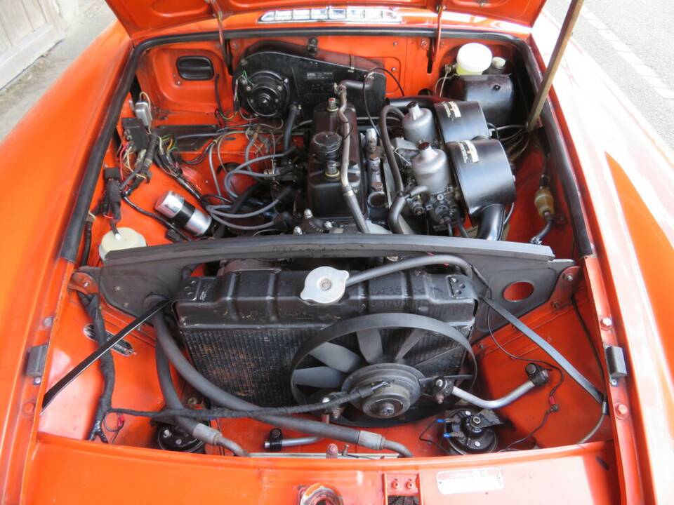 Image 15/18 of MG MGB GT (1972)