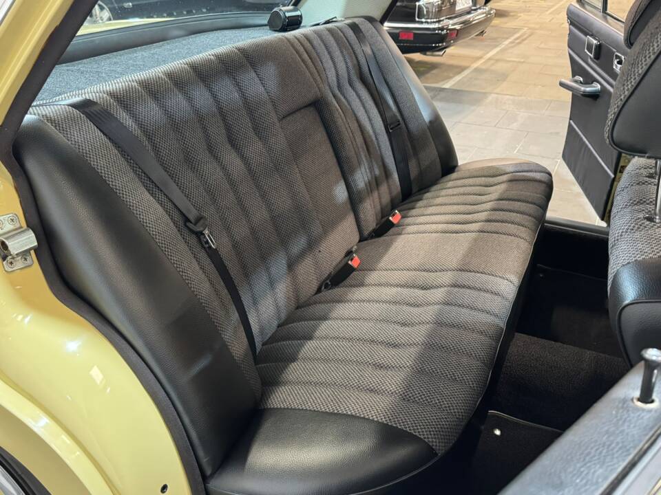 Immagine 23/35 di Mercedes-Benz 200 (1975)