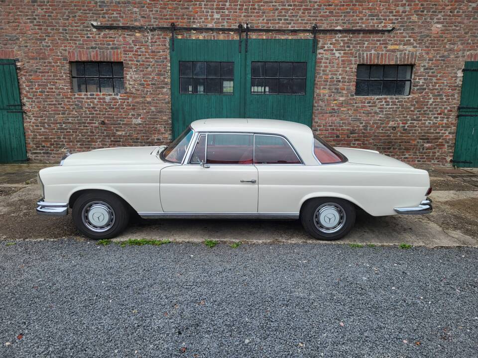 Imagen 2/49 de Mercedes-Benz 250 SE (1966)