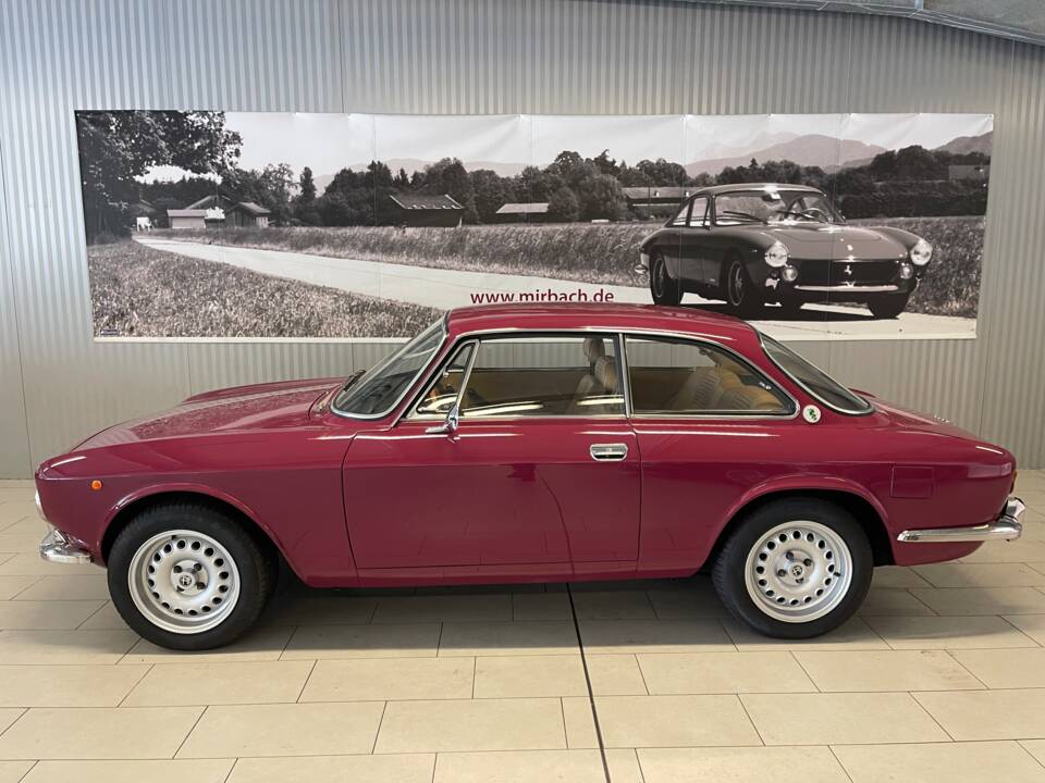Image 1/18 de Alfa Romeo 2000 GT Veloce (1972)