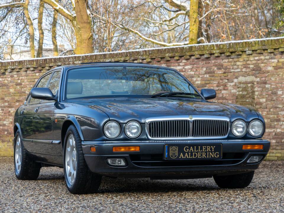 Image 21/50 of Jaguar XJ 6 4.0 Sovereign (1995)