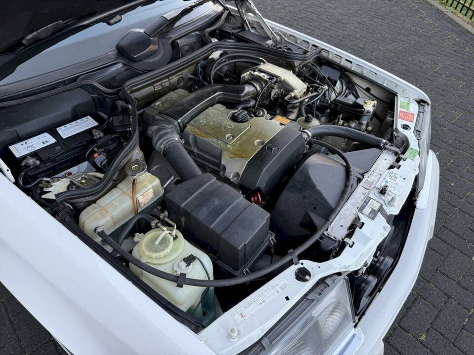 Image 28/36 of Mercedes-Benz E 200 (1994)