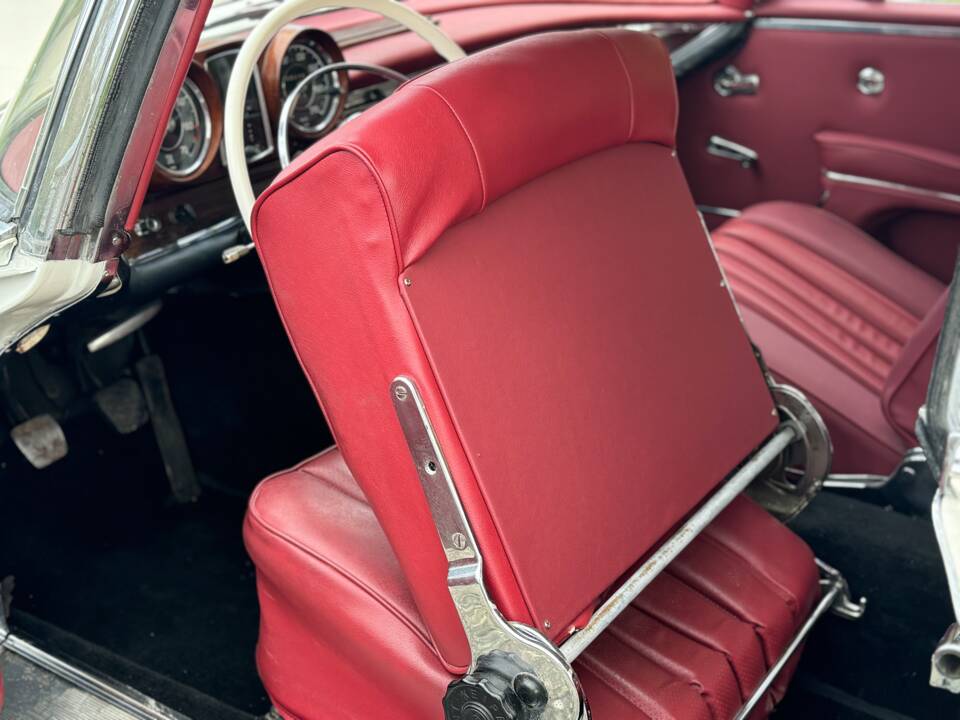 Image 19/132 of Mercedes-Benz 220 SE b (1963)
