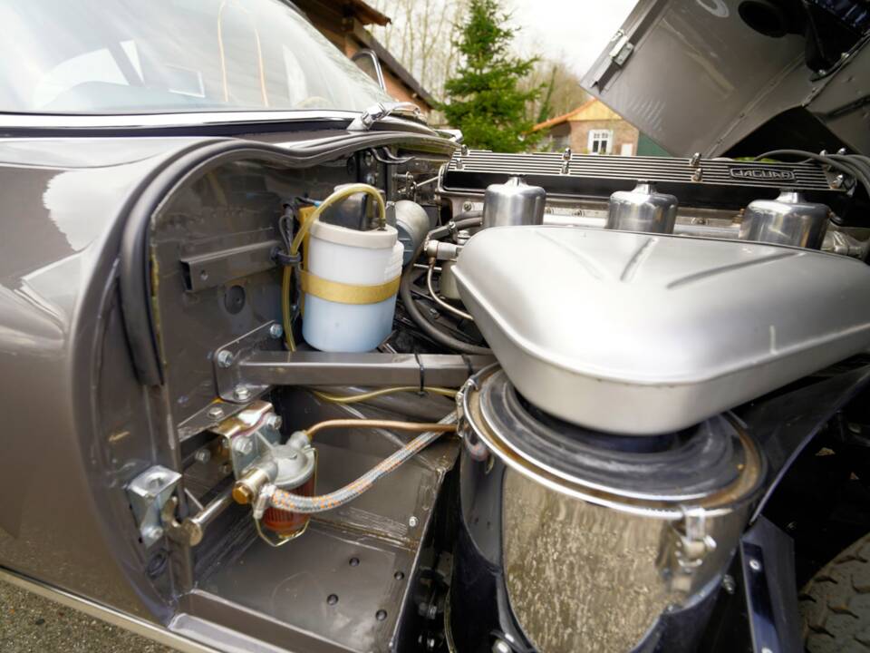 Image 23/25 de Jaguar E-Type (1969)