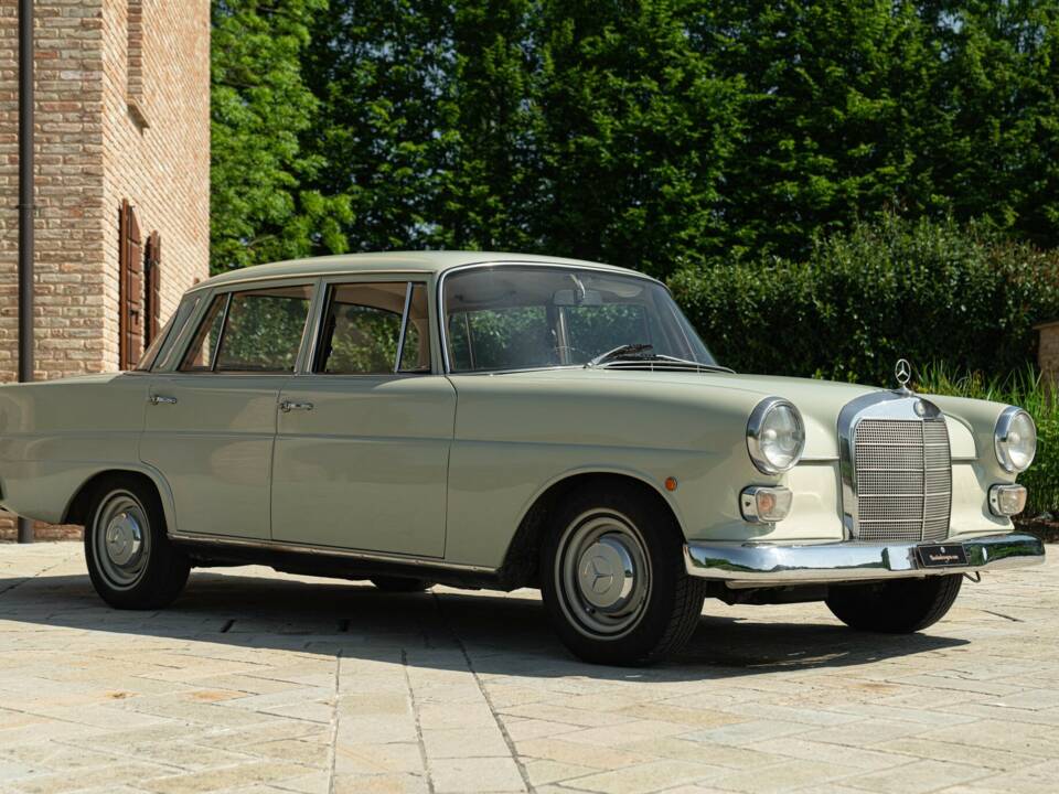Bild 2/50 von Mercedes-Benz 200 (1966)