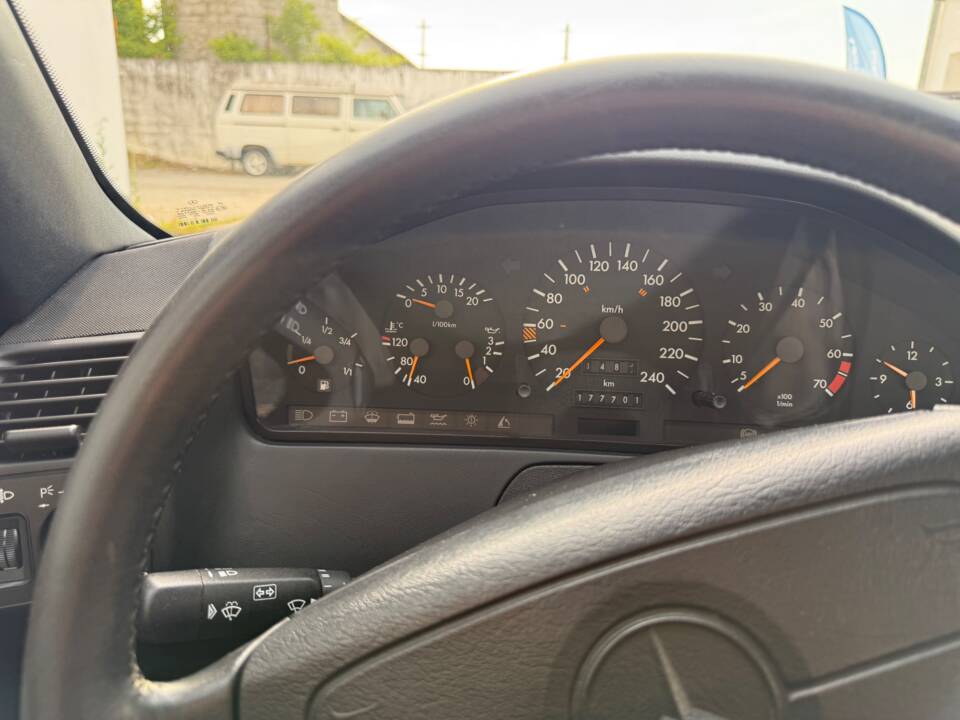 Image 33/38 de Mercedes-Benz 300 SL (1993)