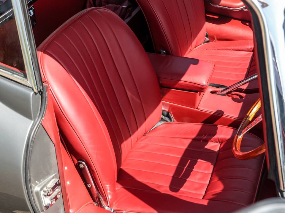 Image 33/44 de Jaguar Type E 4.2 (1964)