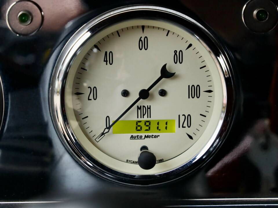 Image 18/50 of Plymouth Special Deluxe (1950)