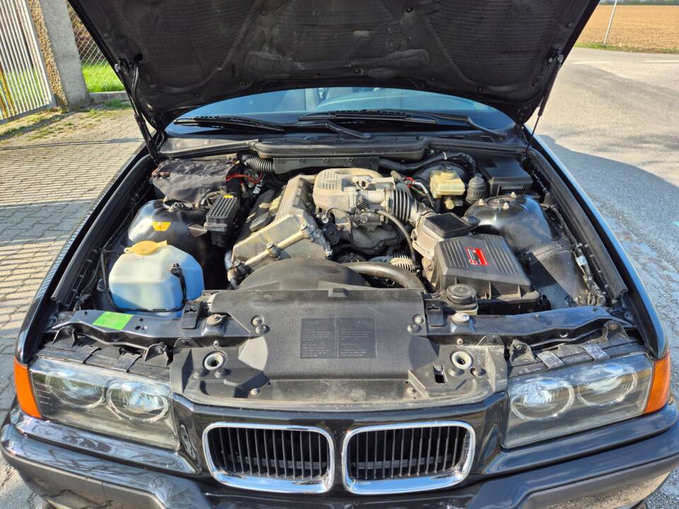 Image 42/49 of BMW 318is "Class II" (1994)