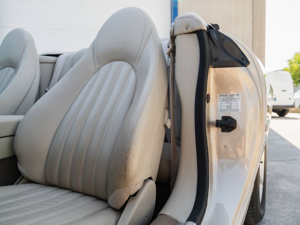 Image 60/91 de Jaguar XK8 4.0 (2000)