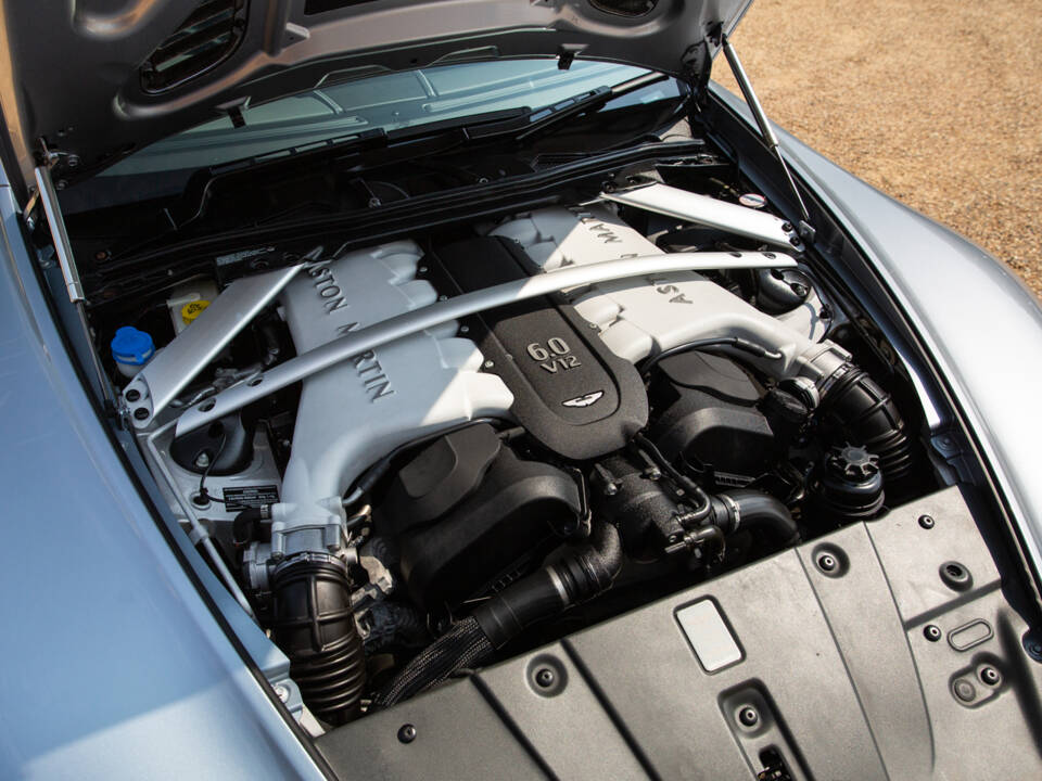 Image 7/78 of Aston Martin V12 Vantage S (2015)