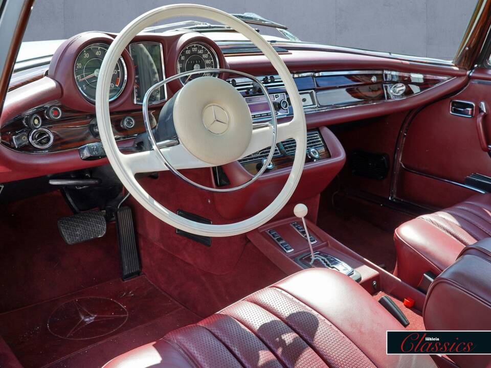 Image 17/29 de Mercedes-Benz 280 SE 3,5 (1971)