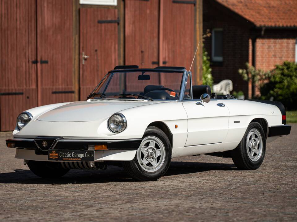 Image 3/40 of Alfa Romeo 2.0 Spider (1987)