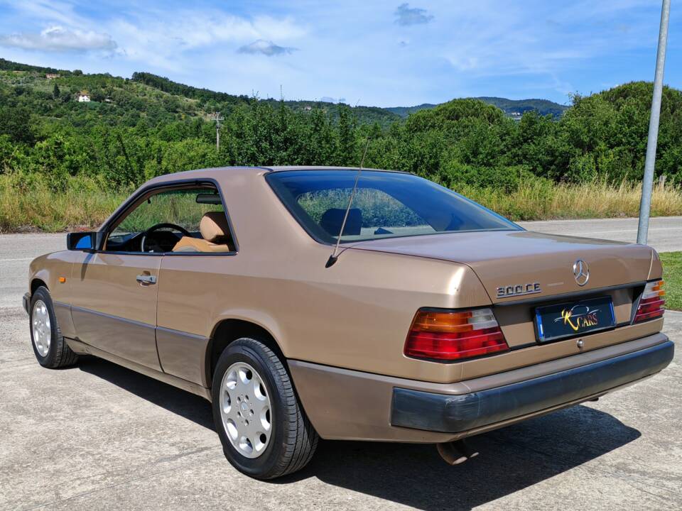 Image 6/42 of Mercedes-Benz 300 CE (1988)
