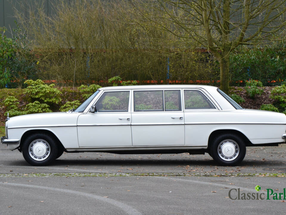 Afbeelding 2/50 van Mercedes-Benz 240 D lang (1974)