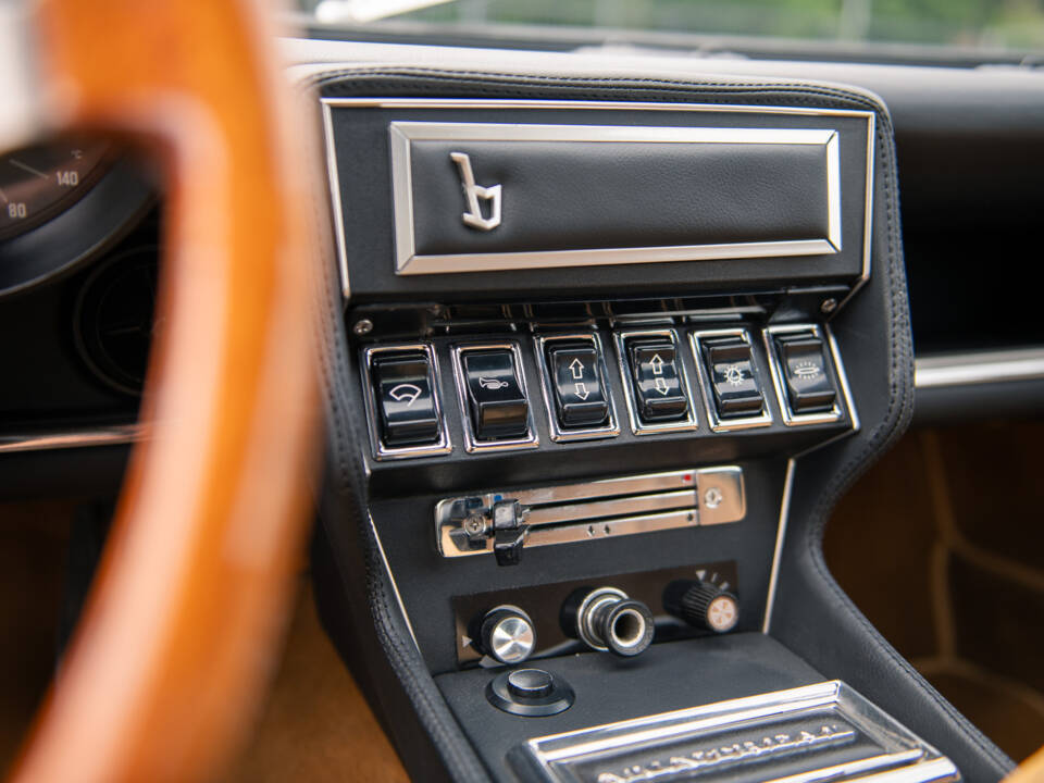 Image 18/27 of Alfa Romeo Montreal (1972)