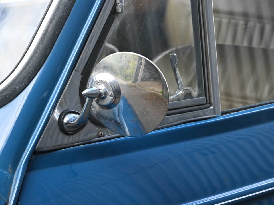 Image 26/37 of Morris Minor 1000 Traveller (1971)