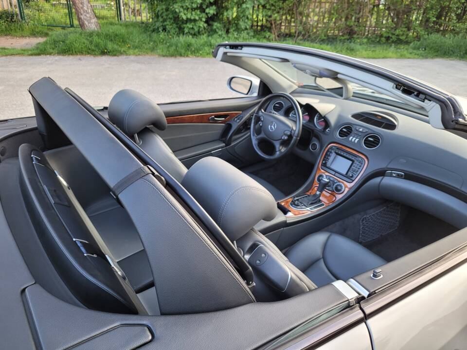 Bild 64/97 von Mercedes-Benz SL 500 (2004)