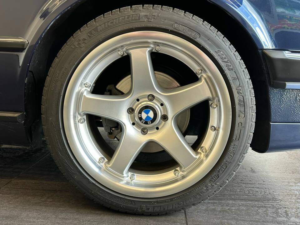 Bild 13/50 von BMW 325i (1989)