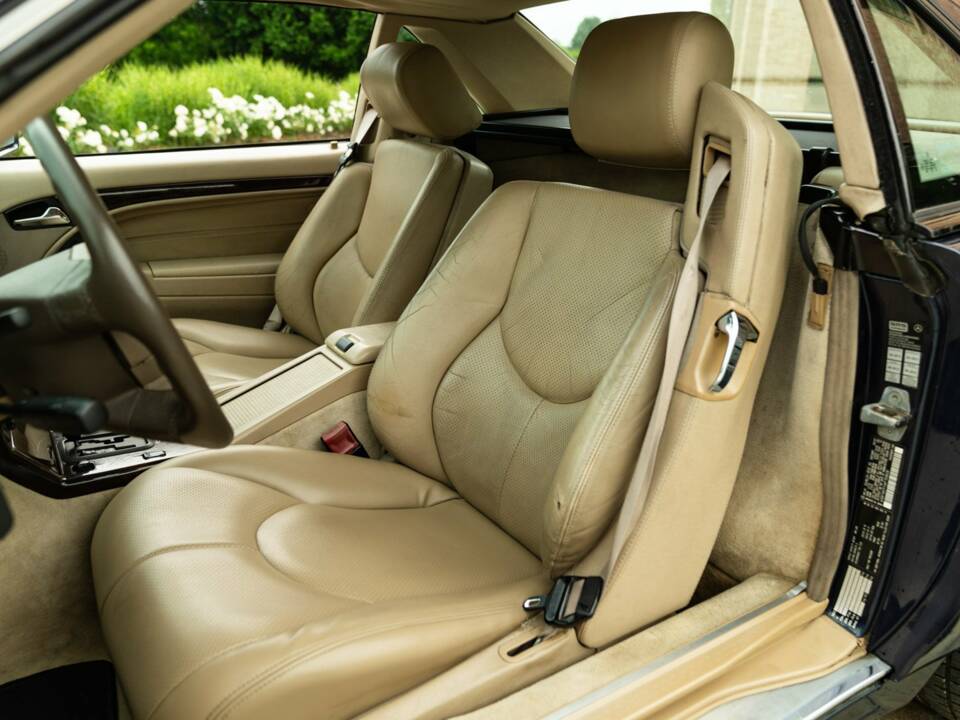 Immagine 32/50 di Mercedes-Benz SL 500 (1998)