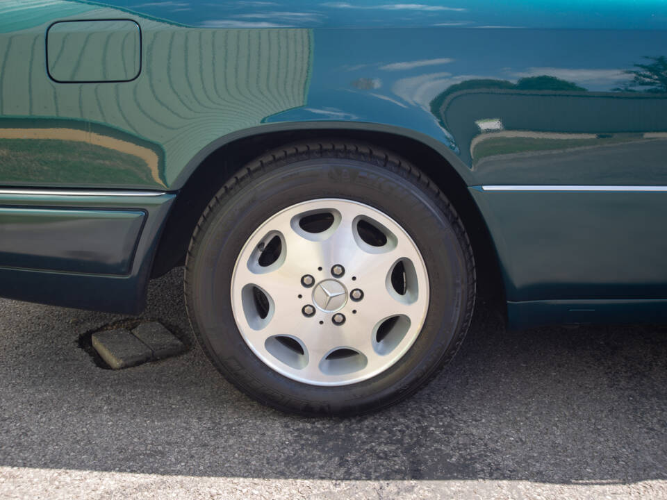 Image 21/26 of Mercedes-Benz E 320 (1996)