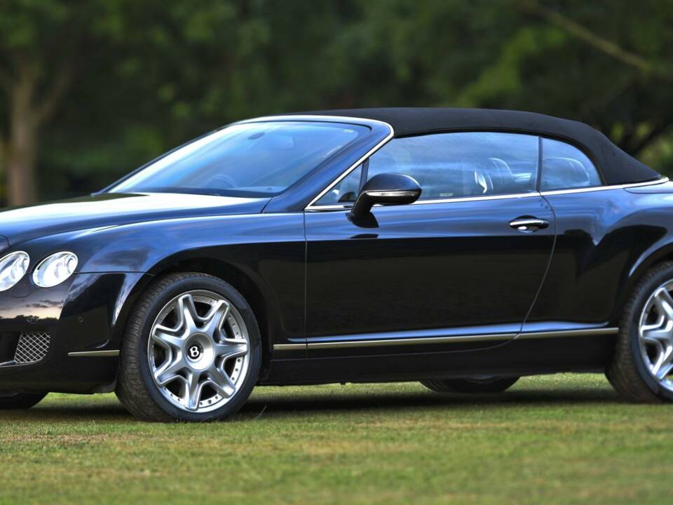 Bild 15/50 von Bentley Continental GTC W12 (2011)