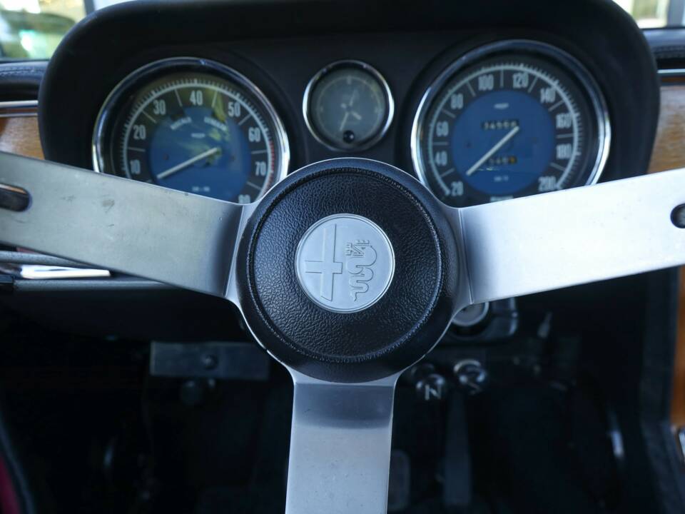 Obraz 50/50 pojazdu Alfa Romeo Giulia Nuova Super 1300 (1975)