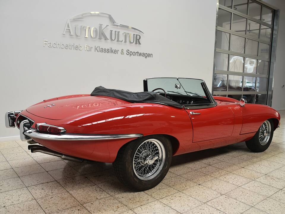 Image 4/30 of Jaguar Type E 4.2 (1966)