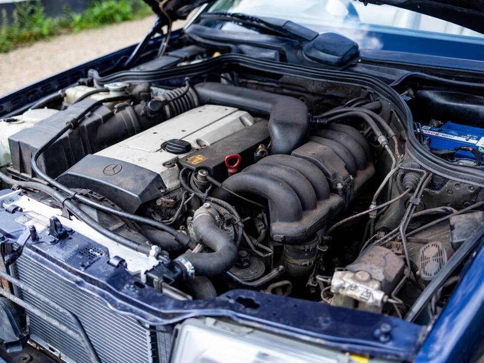 Bild 6/46 von Mercedes-Benz E 320 (1994)