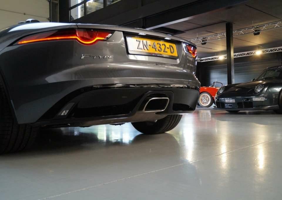 Image 42/50 of Jaguar F-Type (2019)