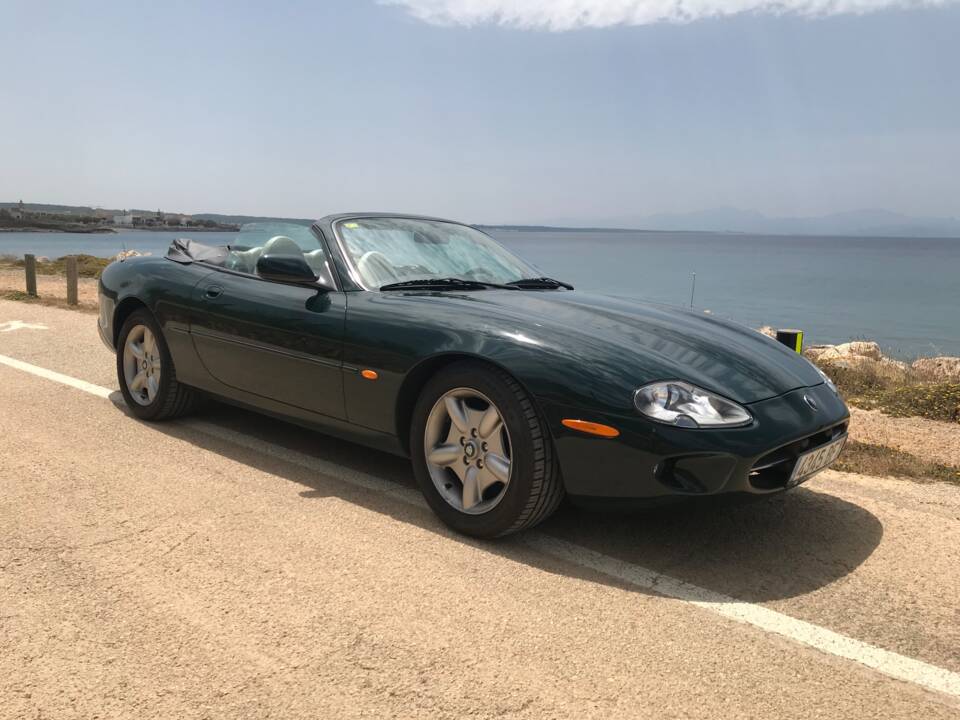 Image 8/22 of Jaguar XK8 4.0 (1996)