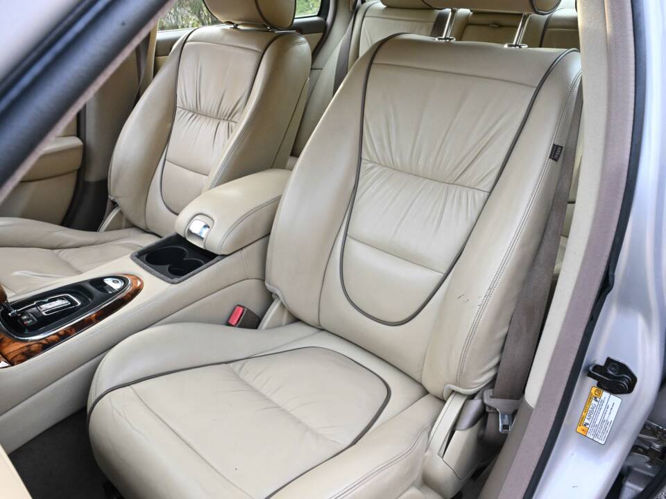 Image 38/50 of Jaguar XJ 8 4.2 (2006)