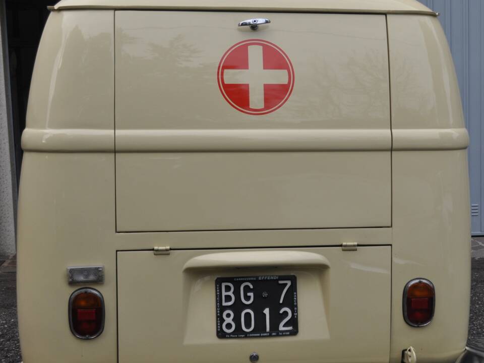 Image 2/31 of Volkswagen T1 minibus (1962)