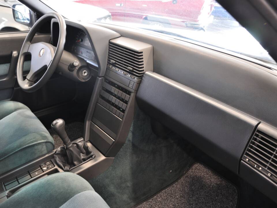 Bild 38/41 von Alfa Romeo 164 2.0 (1990)