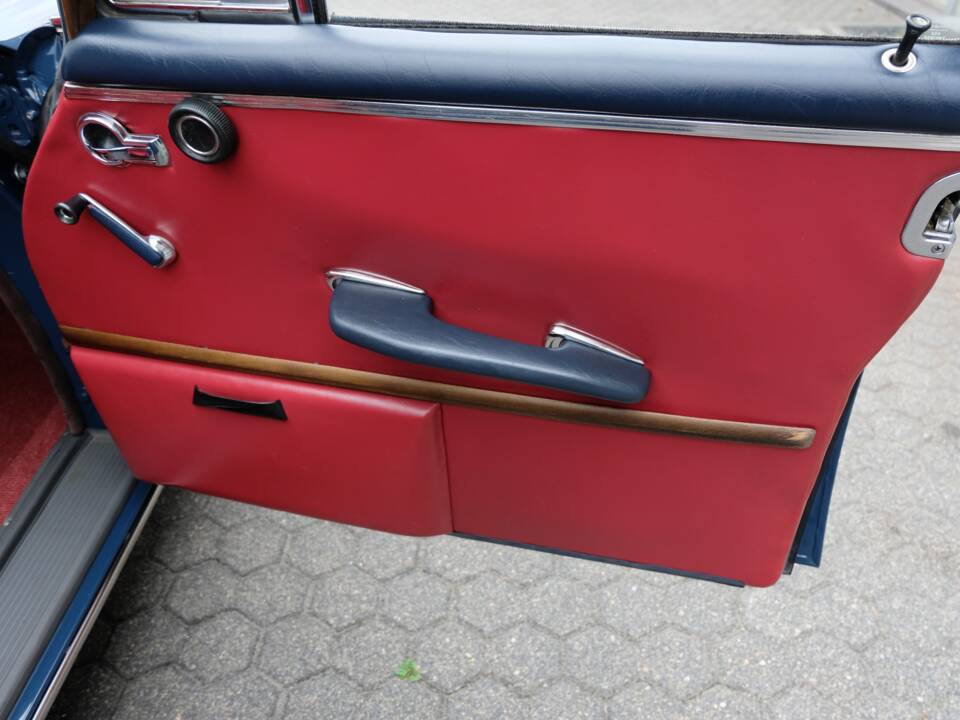 Image 61/76 de Mercedes-Benz 220 S b (1963)