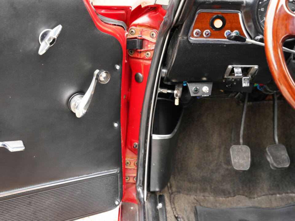 Image 28/50 of Alfa Romeo 1750 GT Veloce (1971)