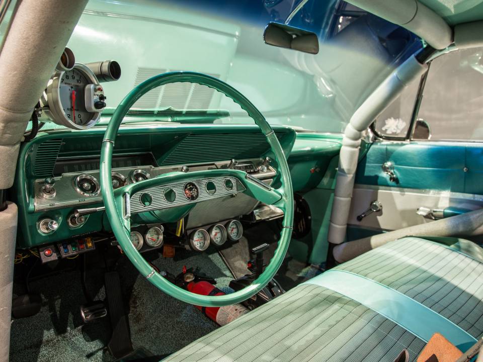 Image 5/10 of Chevrolet Impala Sport Coupe (1961)