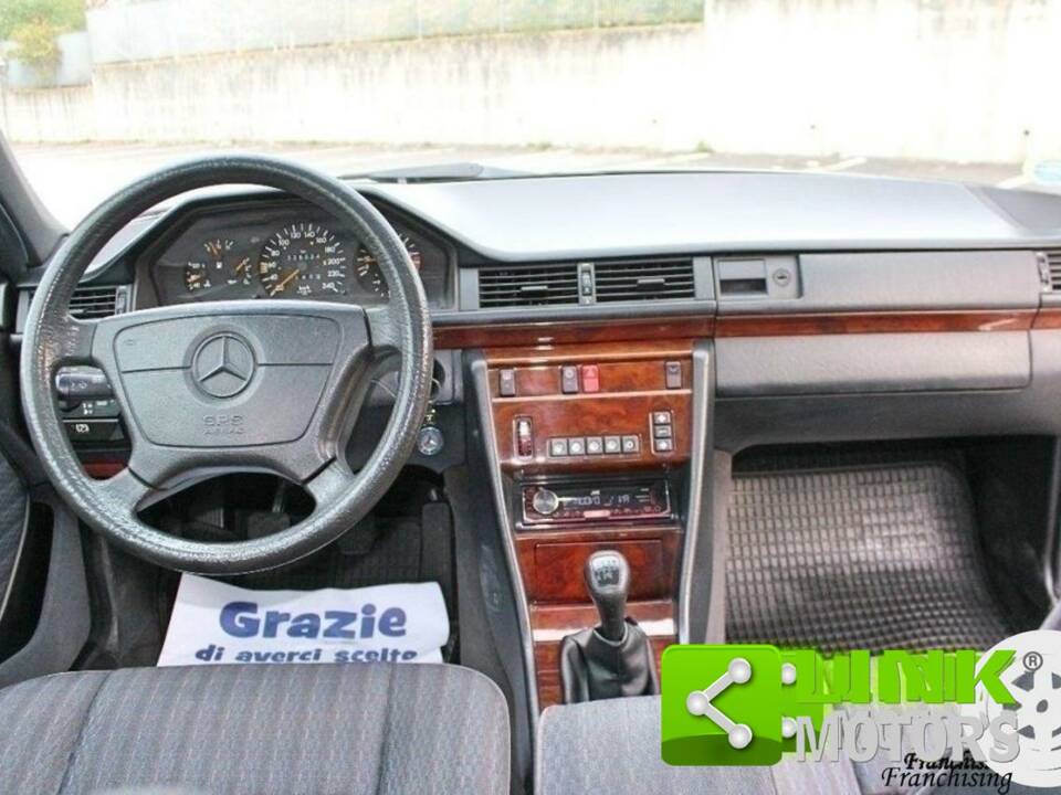 Bild 2/10 von Mercedes-Benz E 200 (1994)