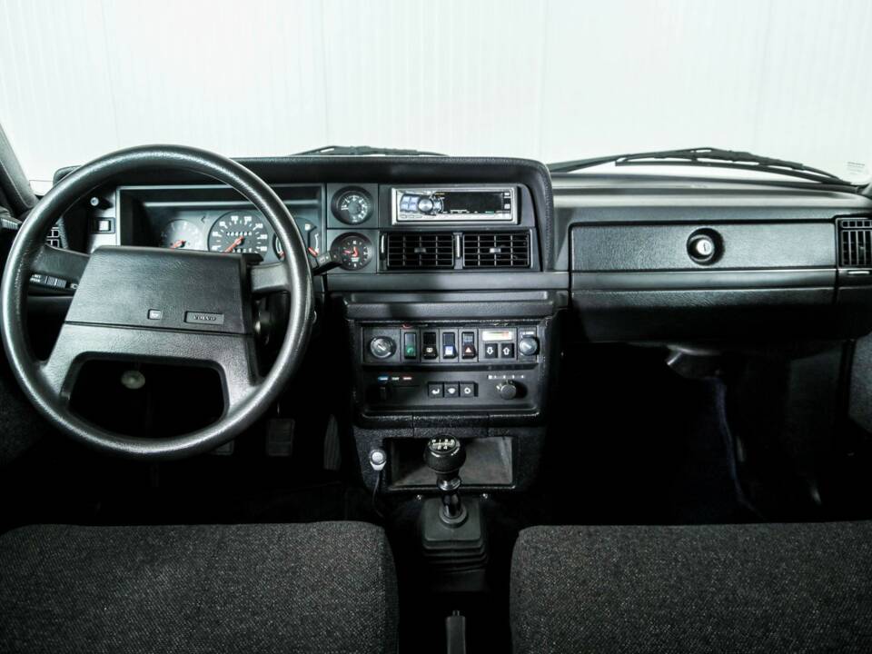 Immagine 7/50 di Volvo 240 GL (1990)