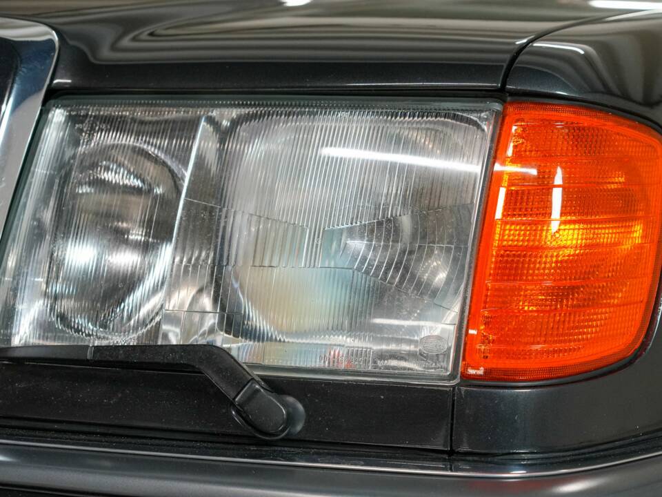 Image 29/32 of Mercedes-Benz 500 E (1992)