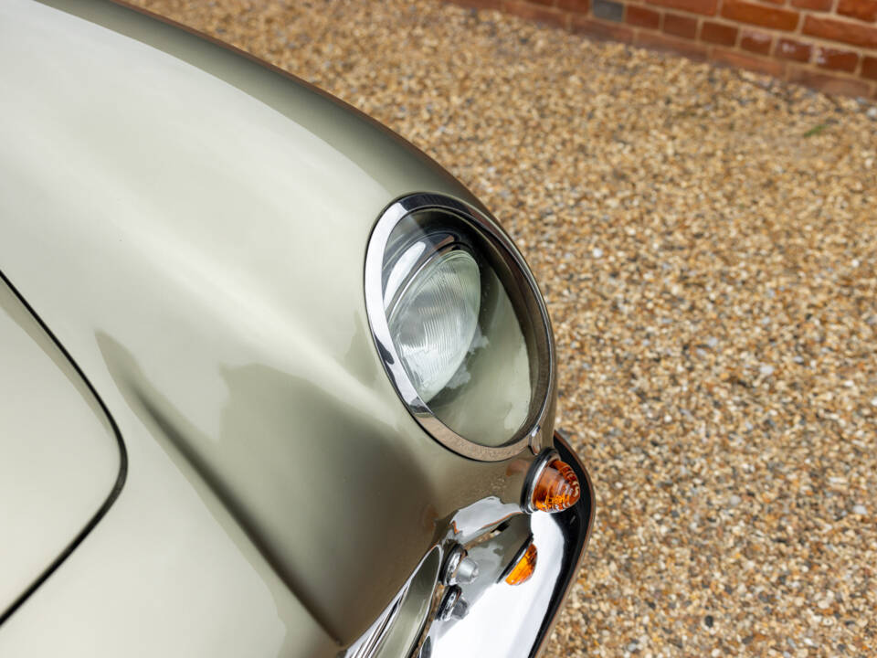 Immagine 25/57 di Aston Martin DB 6 Volante (1969)