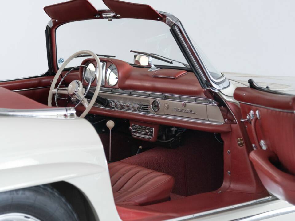 Image 37/50 of Mercedes-Benz 300 SL Roadster (1961)