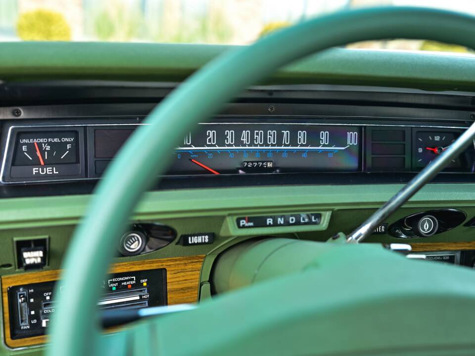 Image 32/44 of Chevrolet Impala (1974)